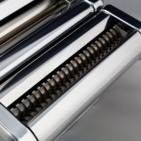 Single knife pasta machine